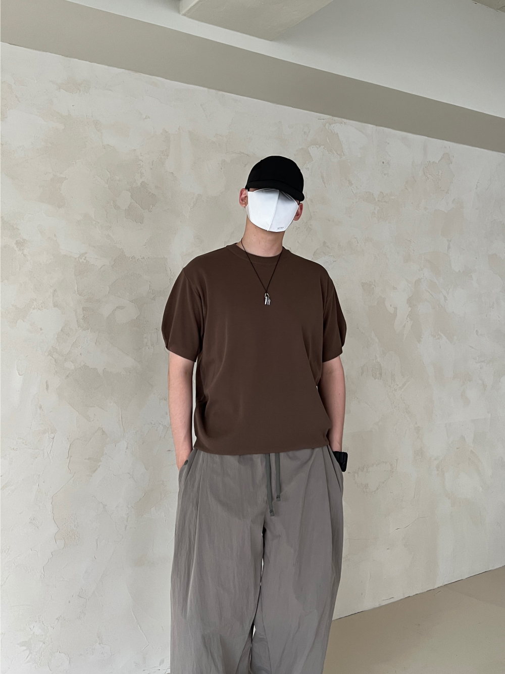 반팔 티셔츠 모델 착용 이미지-S2L91